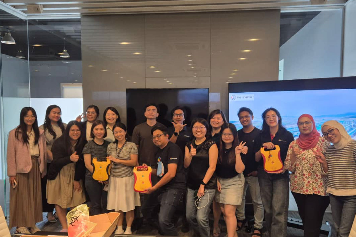 A group of participants photo after learning how to use AED